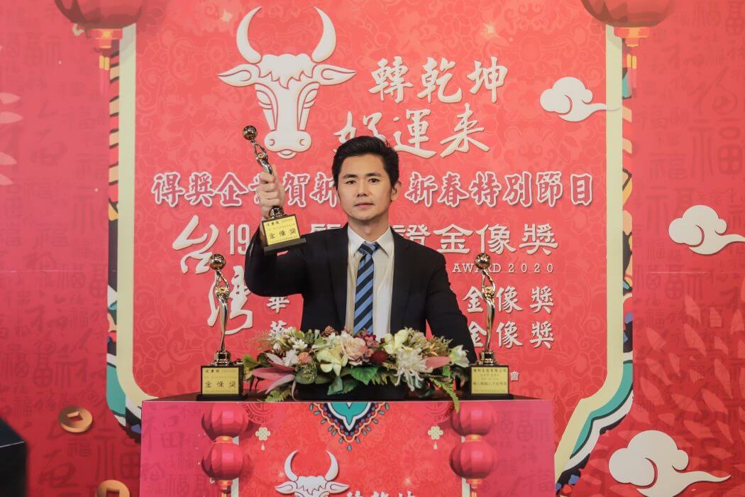 ▲第19屆「台灣品質保證金像獎」，行動加盟先驅婕樂纖創辦人呂世博上台接受表揚，榮耀時刻與大家一同分享。