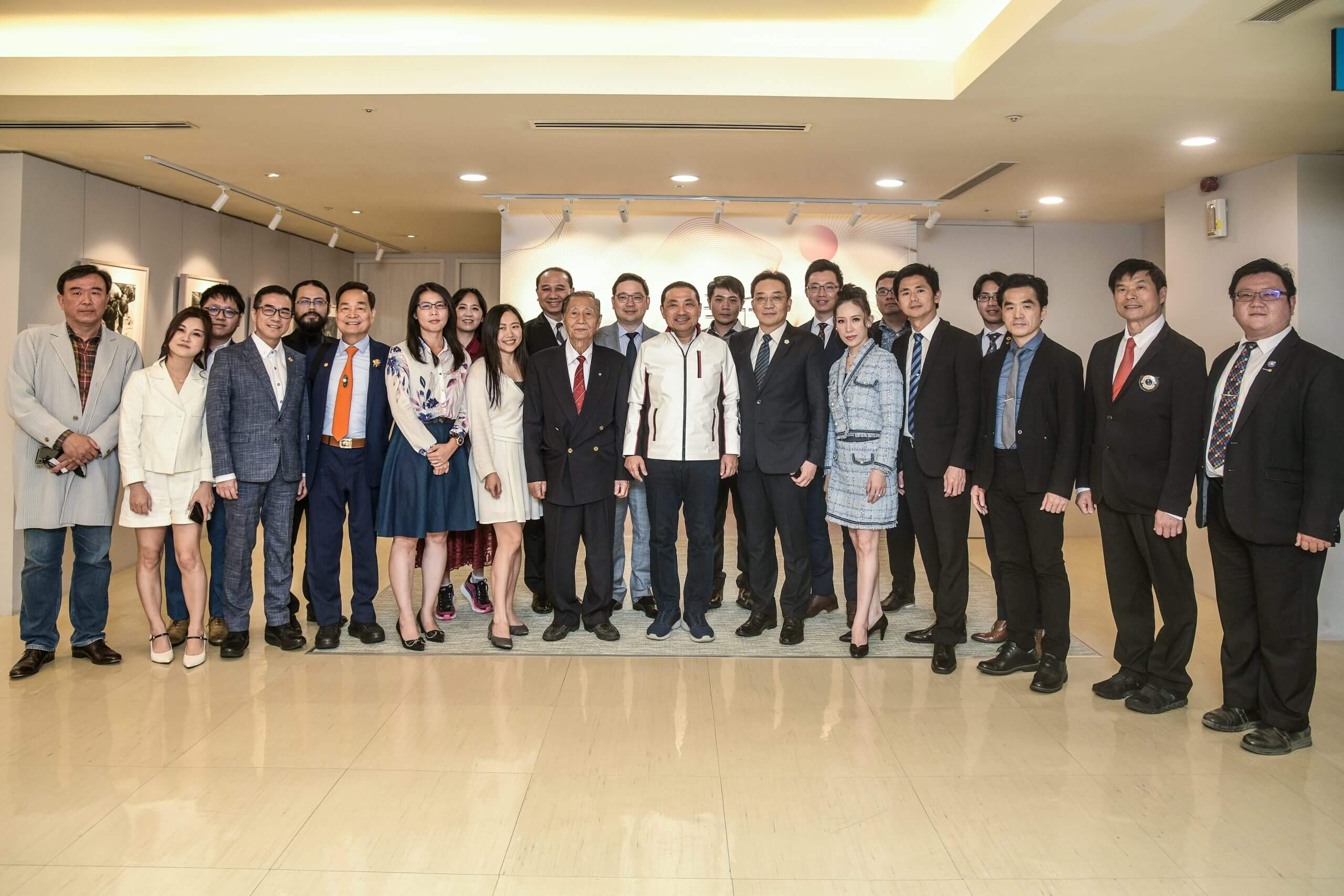 ▲華人公益金傳獎得獎企業拜訪新北市政府,受邀企業主與侯友宜市長合影。